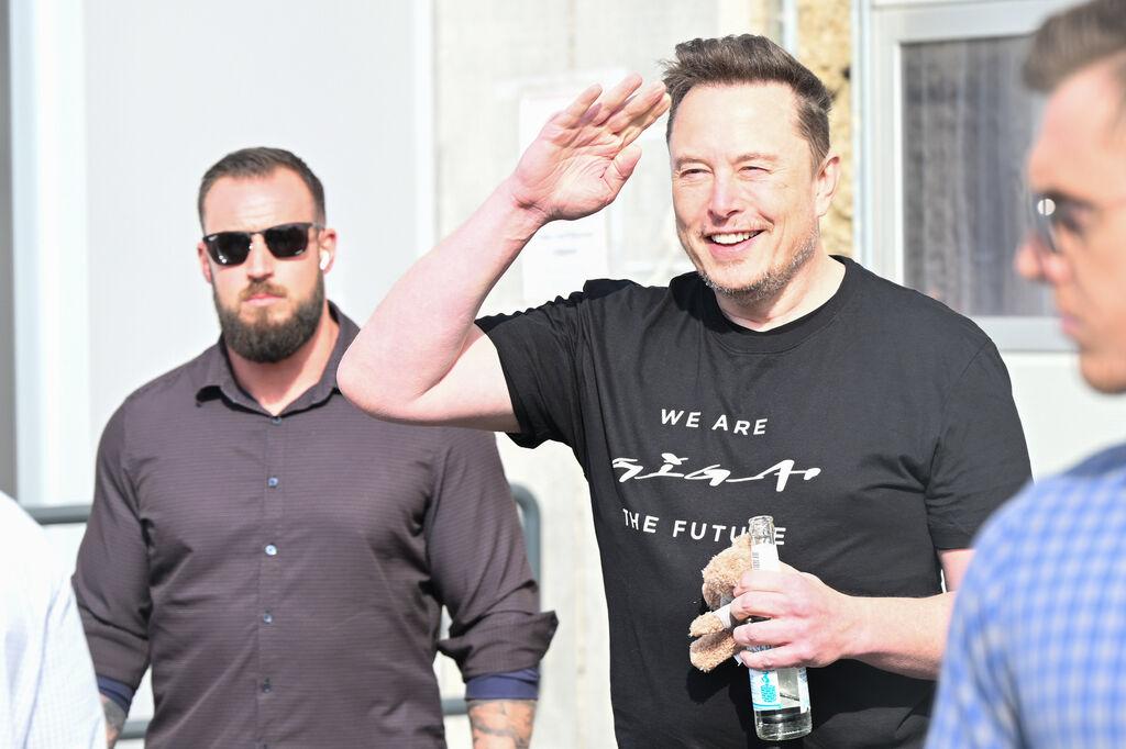 13.03.2024, Brandenburg, Grünheide: Tesla-Chef Elon Musk (2.v.l) verlässt die Tesla Gigafactory Berlin-Brandenburg. Nach einem Anschlag auf die Stromversorgung des Elektroautobauers Tesla ist das Werk nach einem tagelangen Stromausfall wieder am Netz. Foto: Sebastian Christoph Gollnow/dpa +++ dpa-Bildfunk +++