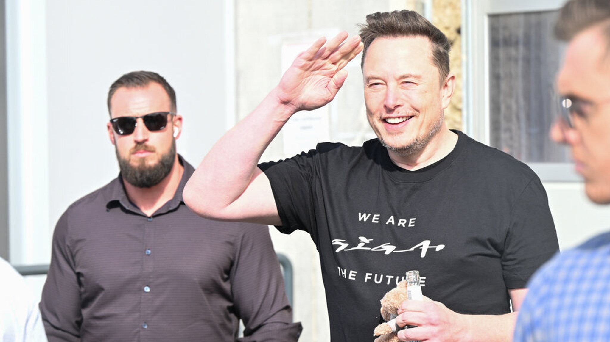 13.03.2024, Brandenburg, Grünheide: Tesla-Chef Elon Musk (2.v.l) verlässt die Tesla Gigafactory Berlin-Brandenburg. Nach einem Anschlag auf die Stromversorgung des Elektroautobauers Tesla ist das Werk nach einem tagelangen Stromausfall wieder am Netz. Foto: Sebastian Christoph Gollnow/dpa +++ dpa-Bildfunk +++