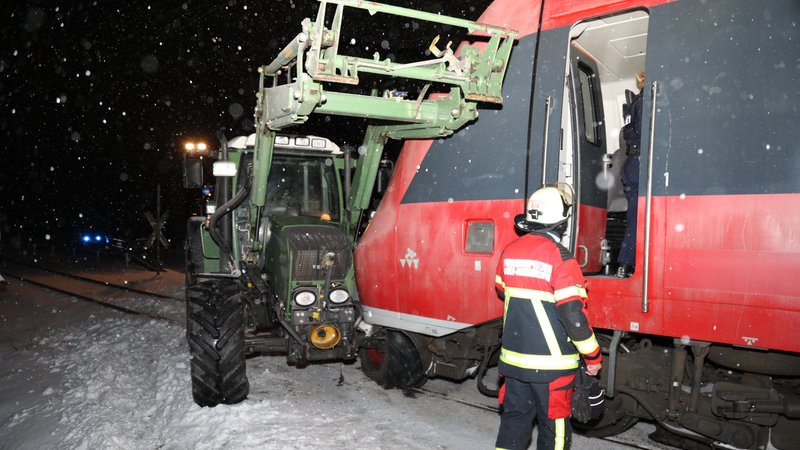 Zug gegen Traktor: Bei dem Unfall im oberbayerischen Saulgrub gab es nur Sachschäden, verletzt wurde niemand. Der Zug war noch langsam unterwegs. | Bild: Dominik Bartl/MedienPics.de Zug gegen Traktor: Bei dem Unfall im oberbayerischen Saulgrub gab es nur Sachschäden, verletzt wurde niemand. Der Zug war noch langsam unterwegs.