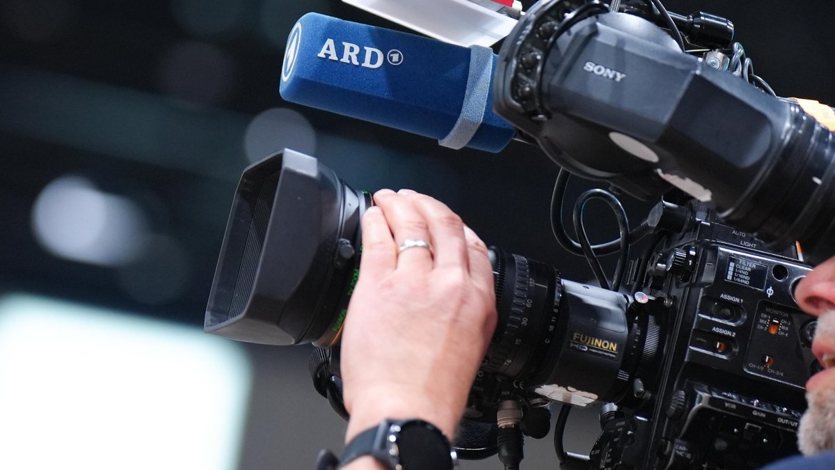 TV-Kamera mit ARD-Mikrofon | Bild: picture-alliance/dpa TV-Kamera mit ARD-Mikrofon