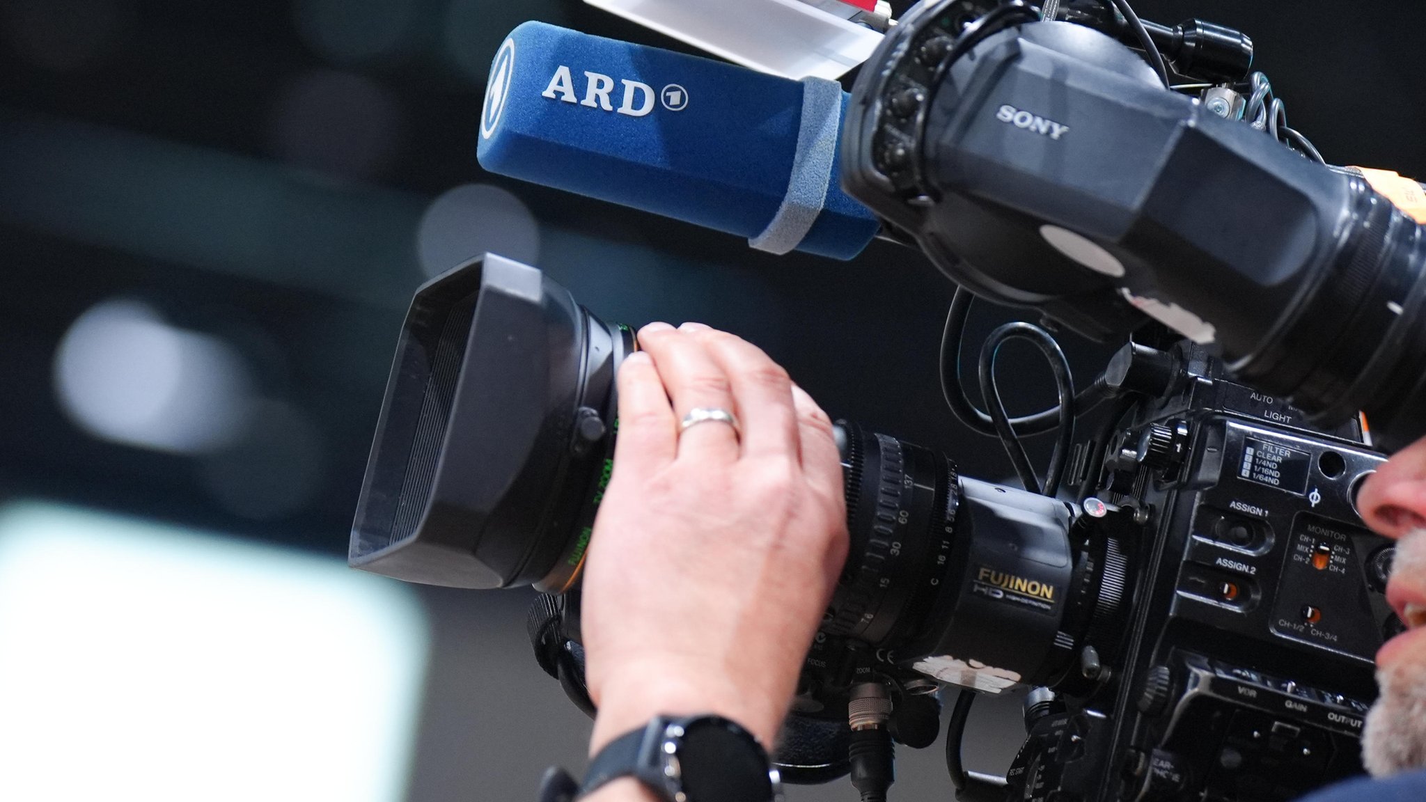 TV-Kamera mit ARD-Mikrofon | Bild: picture-alliance/dpa TV-Kamera mit ARD-Mikrofon