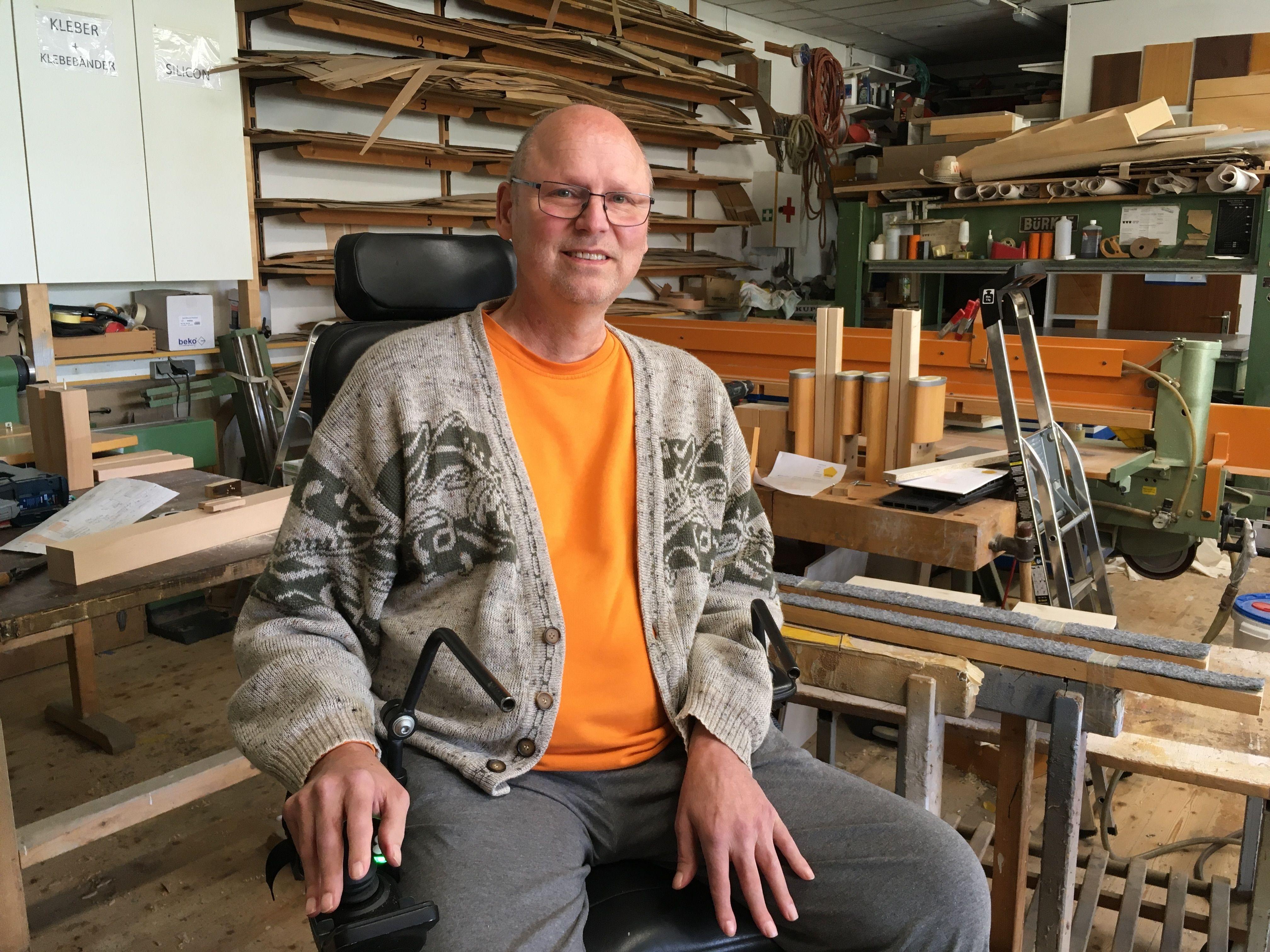 Schreinermeister Reinhard Uihlein hat eine Autoimmunerkrankung. Deshalb braucht er für seinen Betrieb dringend einen Meister.