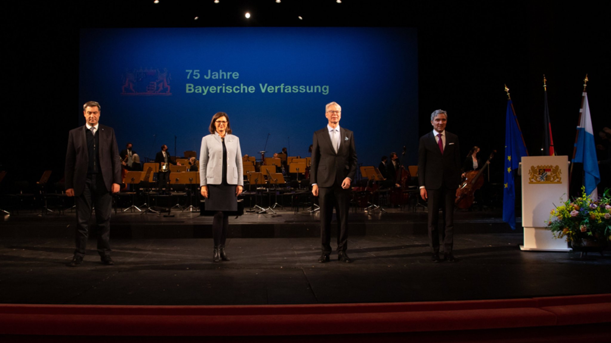 Bayern, München: Markus Söder (l-r, CSU), Ministerpräsident von Bayern, Ilse Aigner (CSU), Präsidentin des bayerischen Landtags, Hans-Joachim Heßler, Präsident des Bayerischen Verfassungsgerichtshofs, und Stephan Harbarth, Präsident des Bundesverfassungsgerichts, nehmen anlässlich "75 Jahre Bayerische Verfassung" an einem Festakt im Nationaltheater teil.