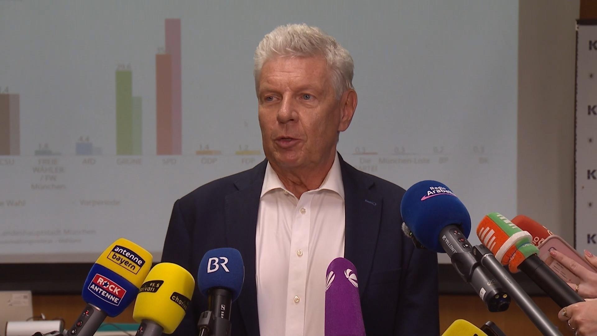 OB Dieter Reiter vor Mikrofonen.