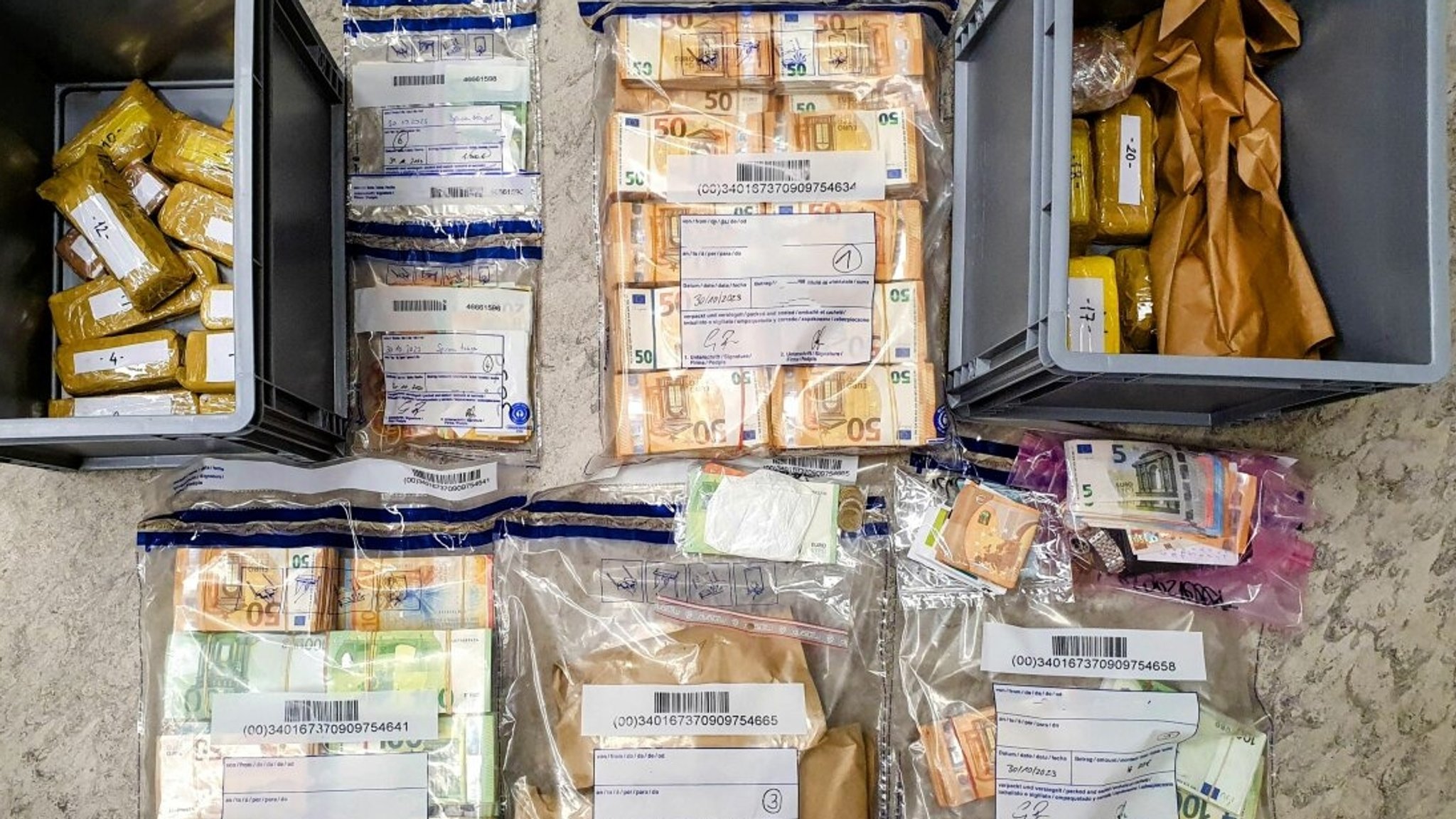 Der Millionenfund auf der A3 bei Hunderdorf | Bild: Polizeipräsidium Niederbayern Der Millionenfund auf der A3 bei Hunderdorf
