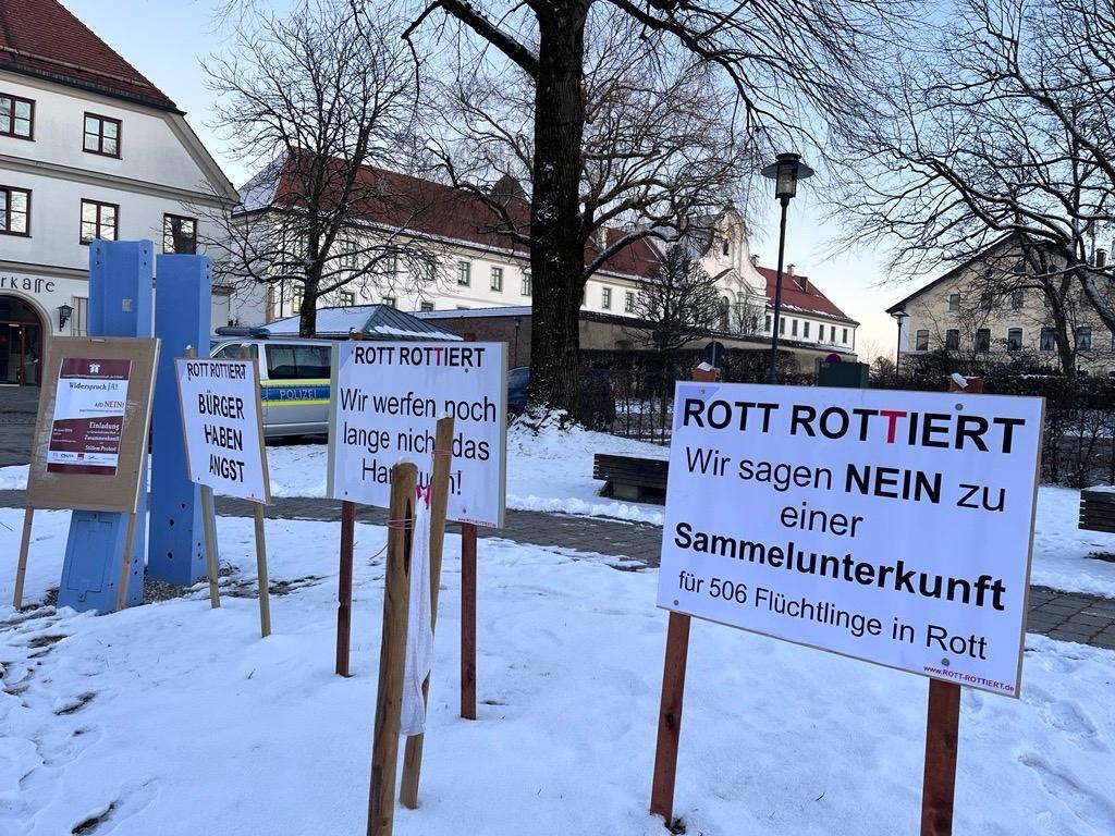 Zu sehen sind Protestschilder gegen eine Asyl-Unterkunft in Rott am Inn
