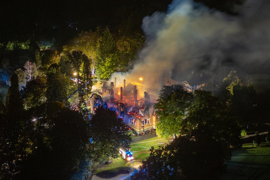 Das ehemalige Jagdschloss auf dem Gelände des Regensburger Golf- und Landclubs steht in Flammen. 