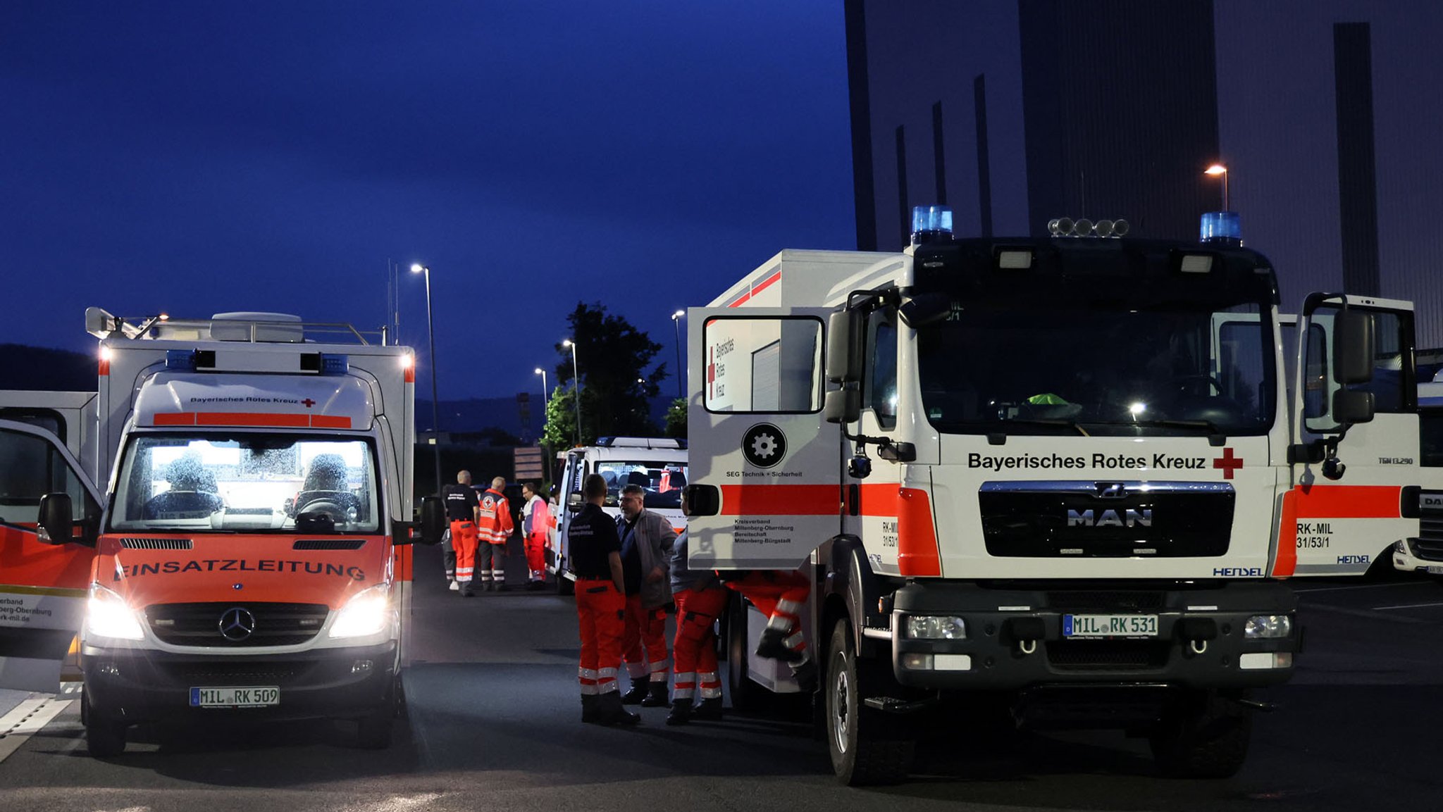 Mitglieder des BRK-Kreisverbands Miltenberg-Obernburg starteten in sechs Fahrzeugen von Kleinheubach aus ins schwäbische Hochwassergebiet.