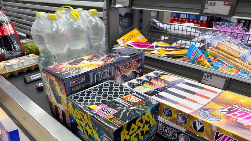 Symbolbild: Silvester-Feuerwerk auf einem Kassenband bei einem deutschen Discounter. | Bild: picture alliance / CHROMORANGE | Michael Bihlmayer Symbolbild: Silvester-Feuerwerk auf einem Kassenband bei einem deutschen Discounter.