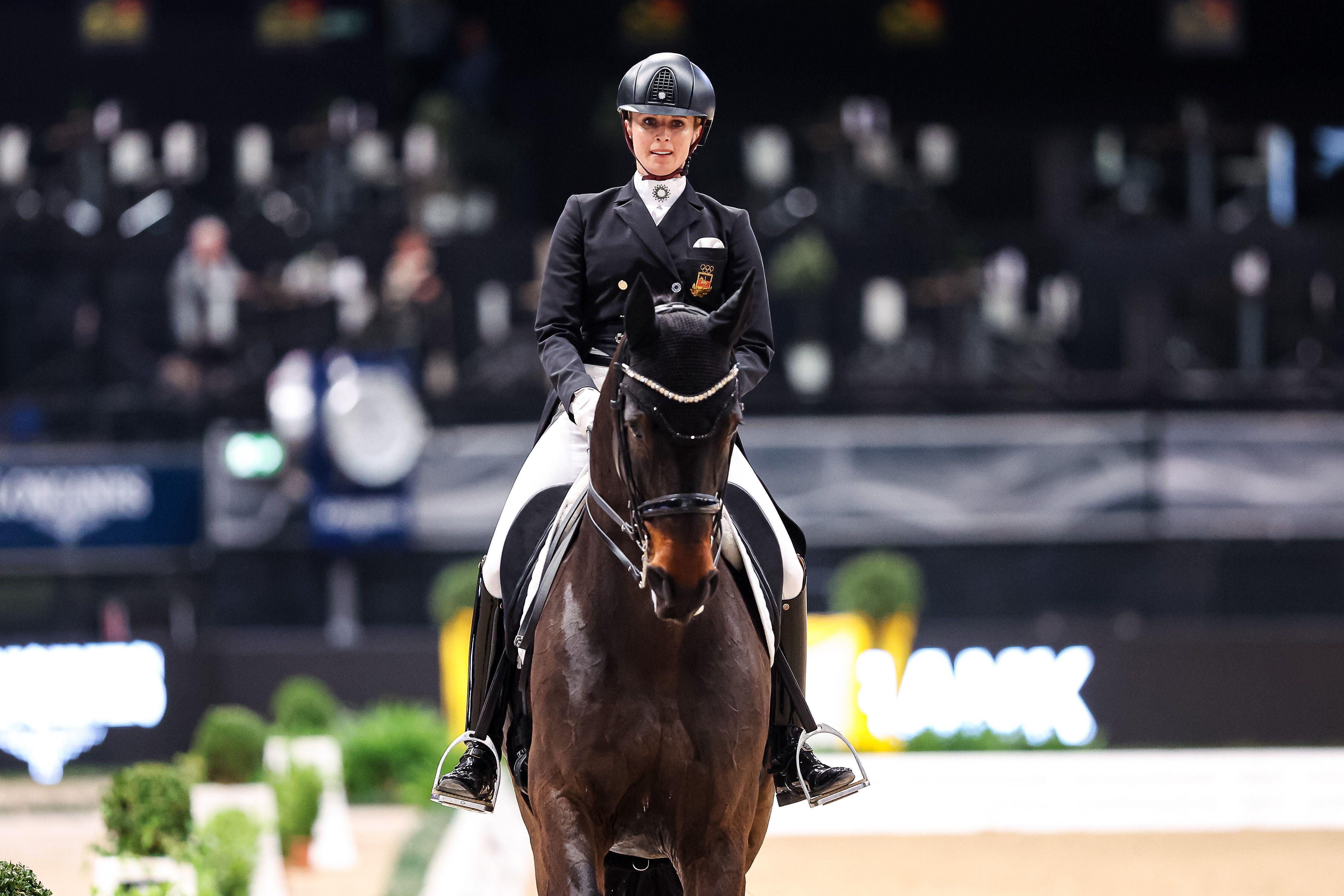(Archivbild) Jessica von Bredow-Werndl mit ihrem Pferd Diallo auf einem Turnier