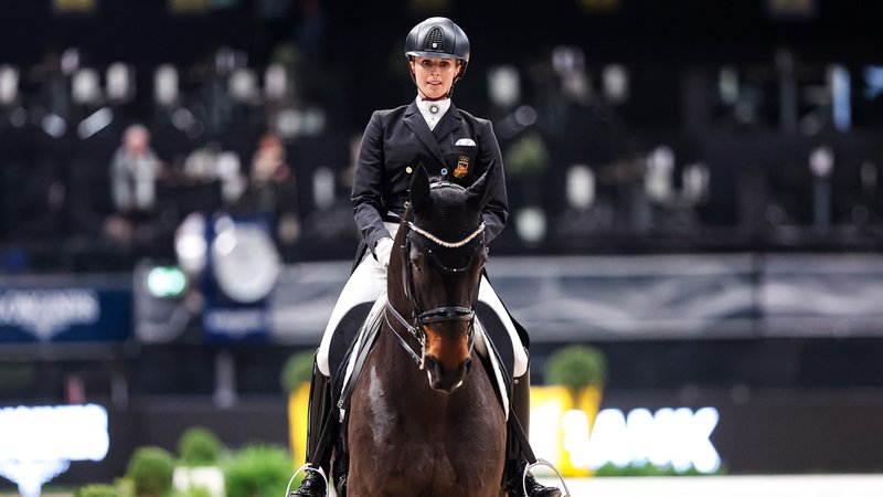 (Archivbild) Jessica von Bredow-Werndl mit ihrem Pferd Diallo auf einem Turnier | Bild: picture alliance / Eibner-Pressefoto | Roger Buerke (Archivbild) Jessica von Bredow-Werndl mit ihrem Pferd Diallo auf einem Turnier