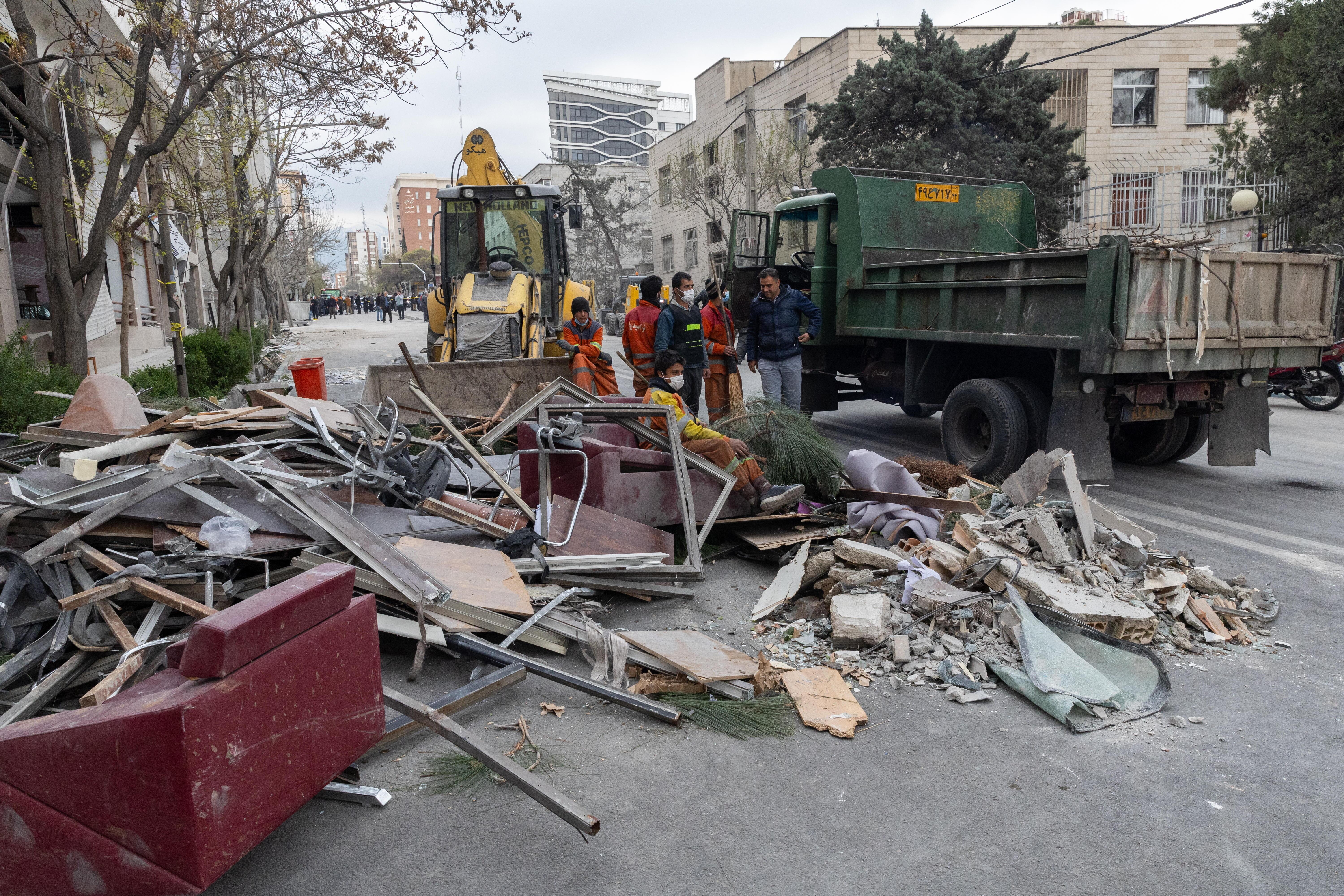 Schäden nach den Raketenangriffen auf Teheran. Die iranische Hauptstadt wurde in der Nacht erneut bombardiert. (Archivbild vom 29.3.)