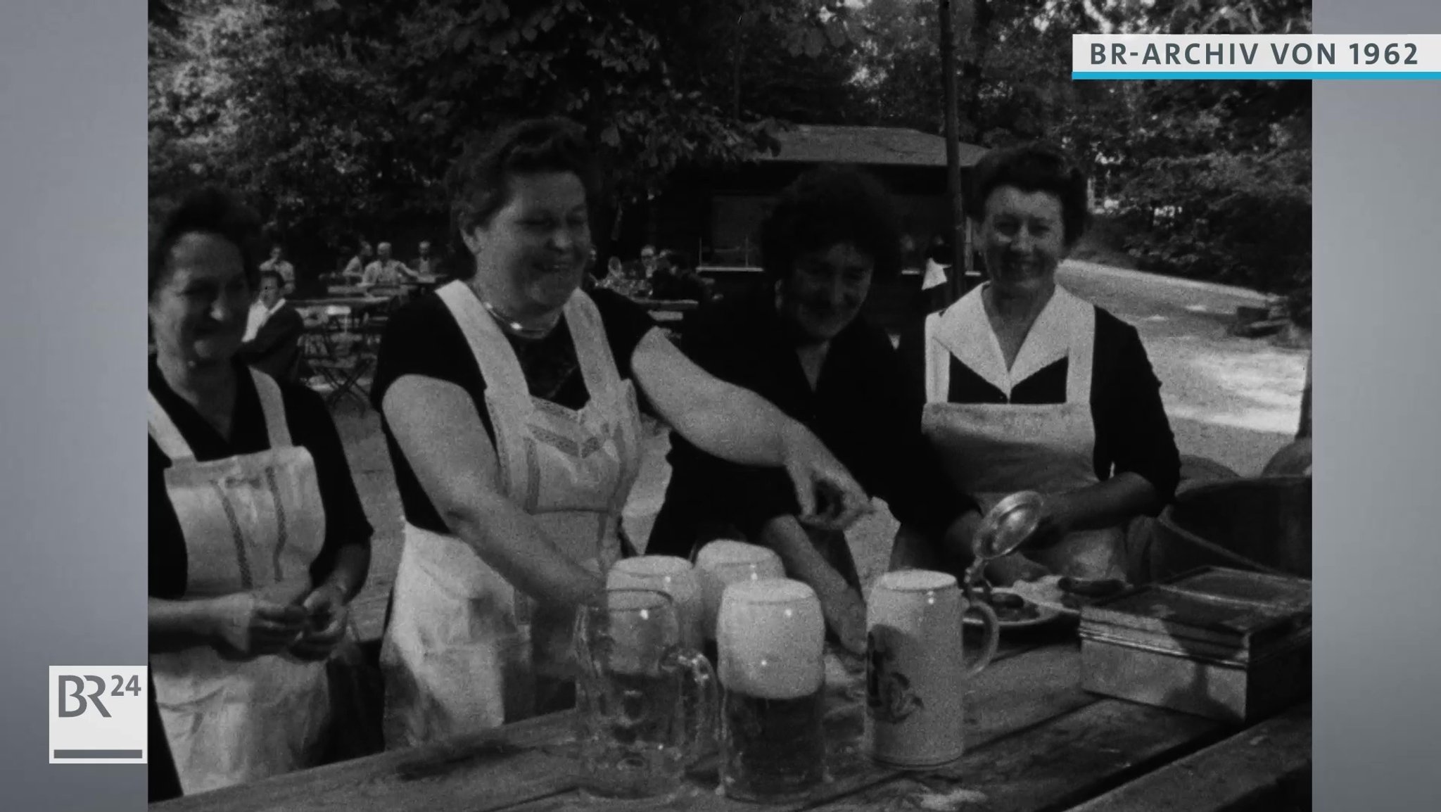 Bedienungen im Biergarten mit Maßkrügen