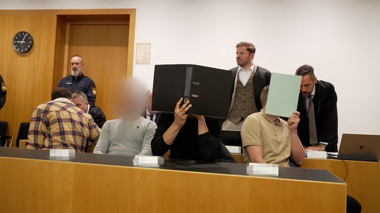 Angeklagte im Augsburger Böllerwurf-Prozess | Bild:BR