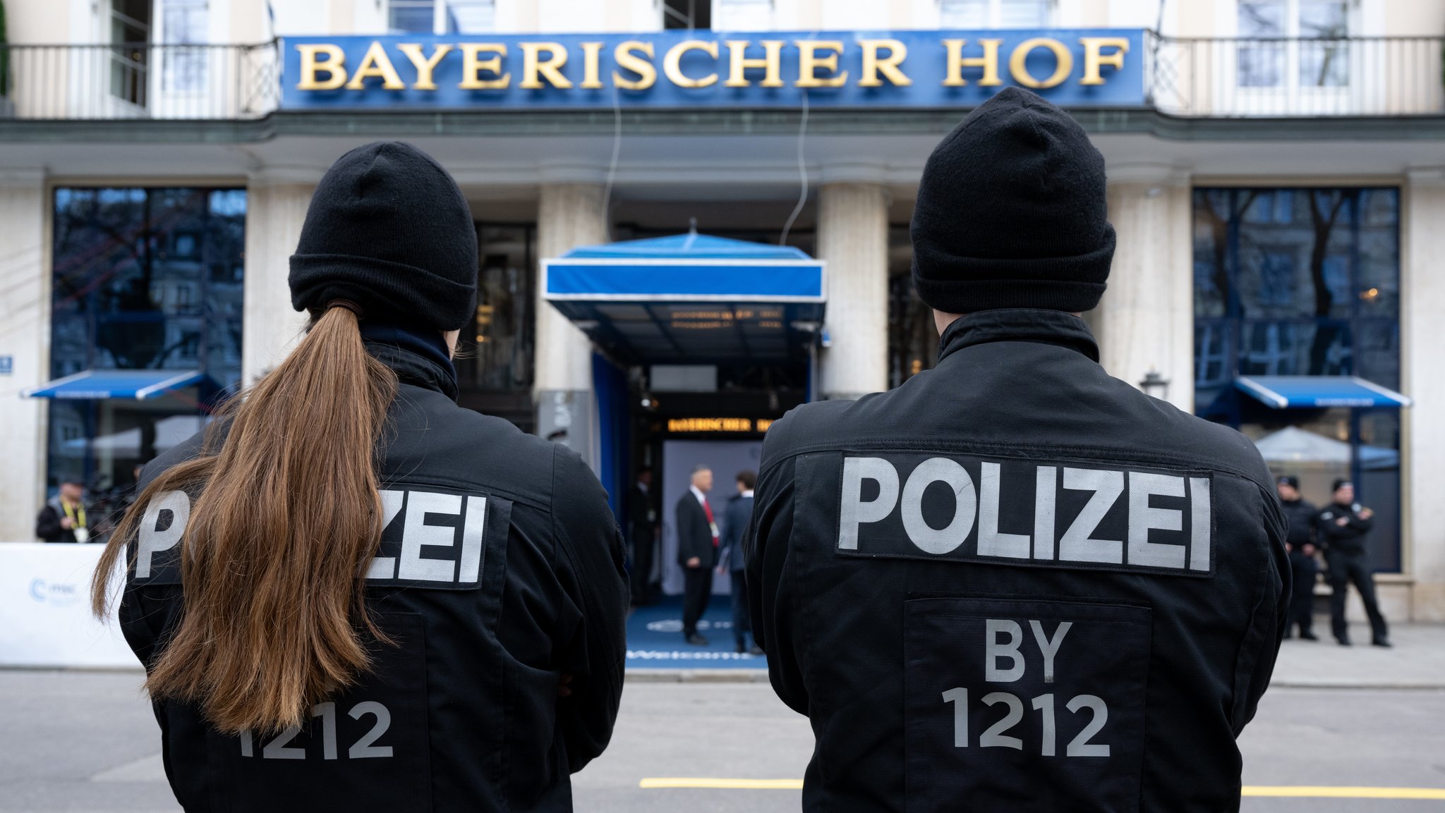 Münchner Sicherheitskonferenz: Polizisten stehen vor dem Hotel Bayerischer Hof (Aufnahme von 2024)