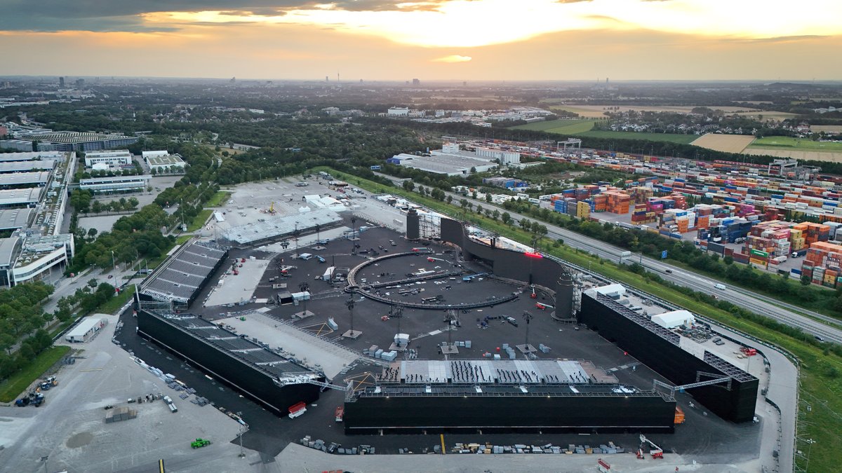 Aufbau einer riesigen Open Air Arena fuer die Europa Konzerte von Adele im August Auf dem Freigelaende der Messe Muenchen 