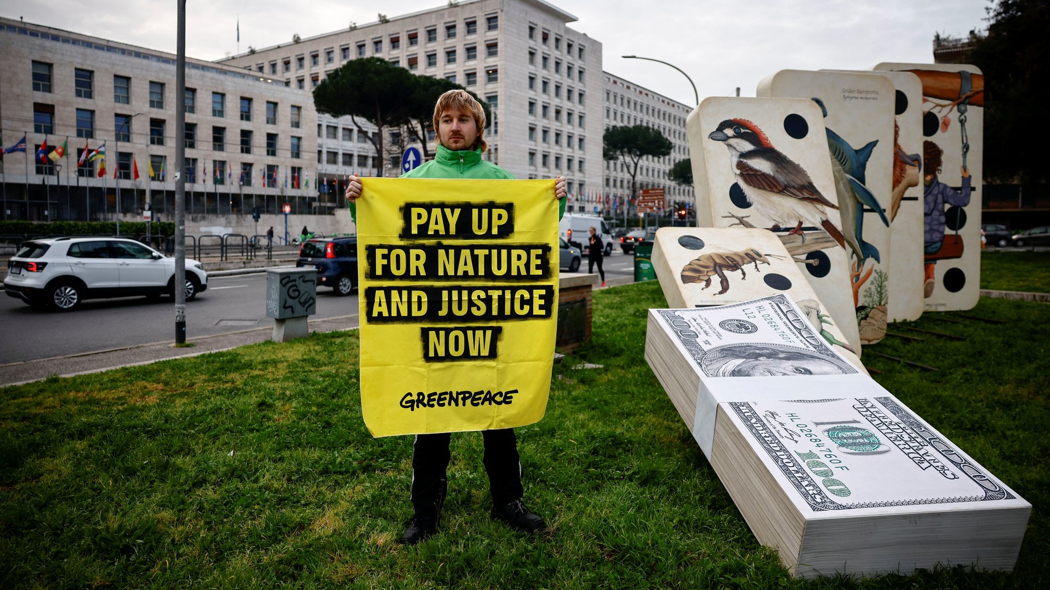 Ein Greenpeace Aktivist in Rom vor dem Gebäude, in dem die UN-Artenschutzkonferenz COP16 stattfindet