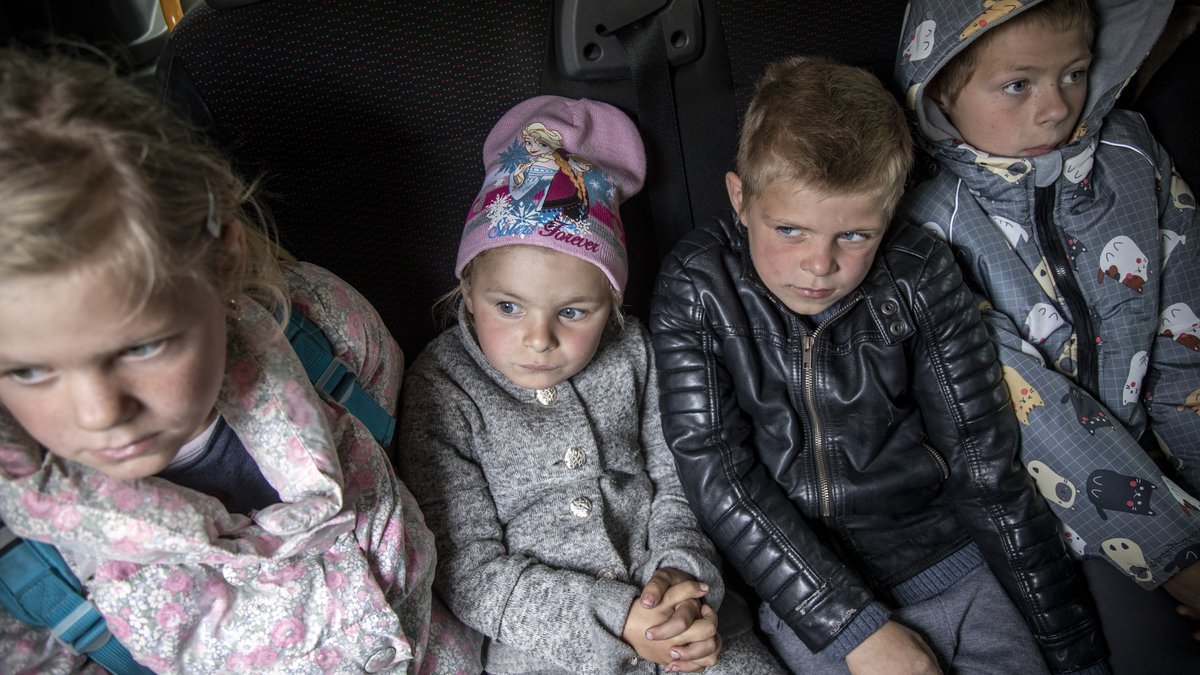Ukrainische Kinder bei ihrer Evakuierung aus Wowtschansk. 