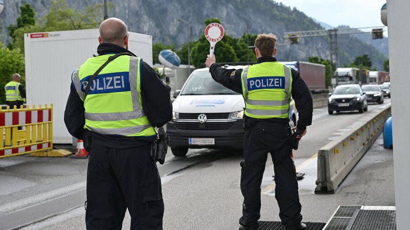 Grenzkontrolle | Bild: picture alliance / SVEN SIMON | Frank HOERMANN / SVEN SIMON Grenzkontrolle