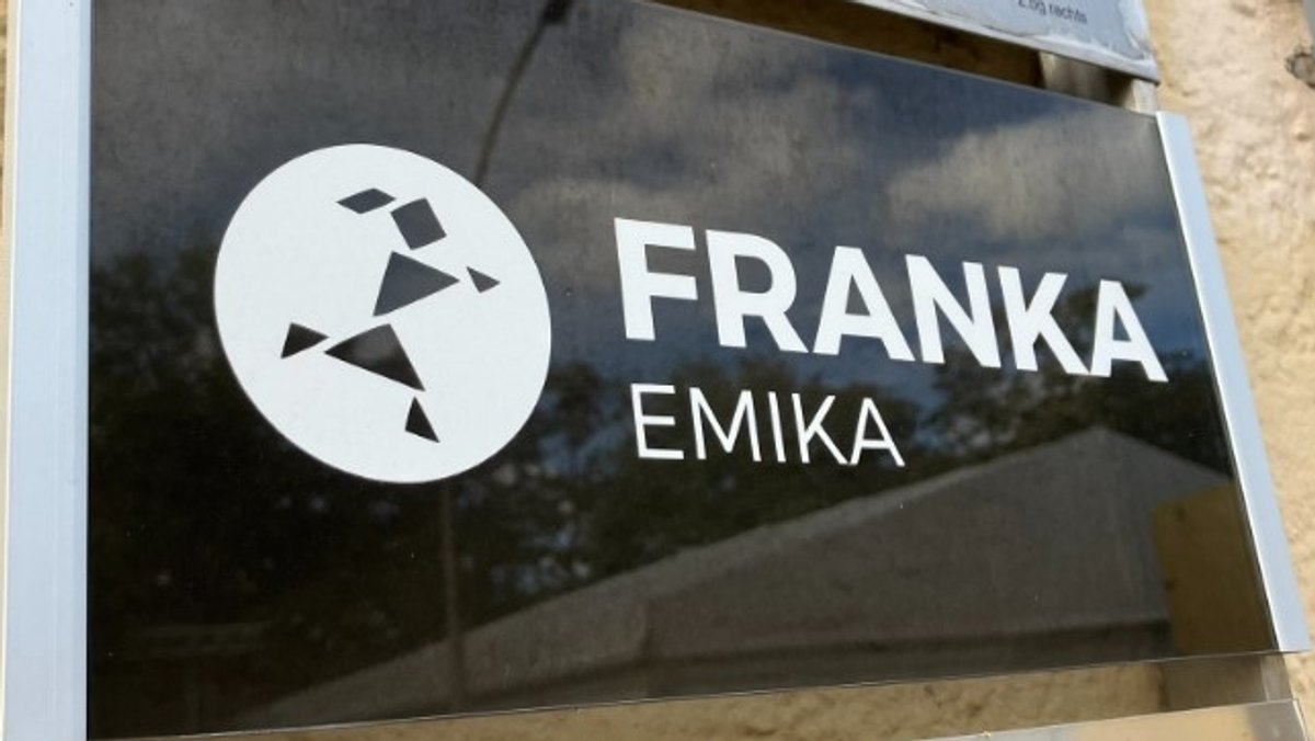 Firmenschild von Franka Emika an einem Bürogebäude in München.