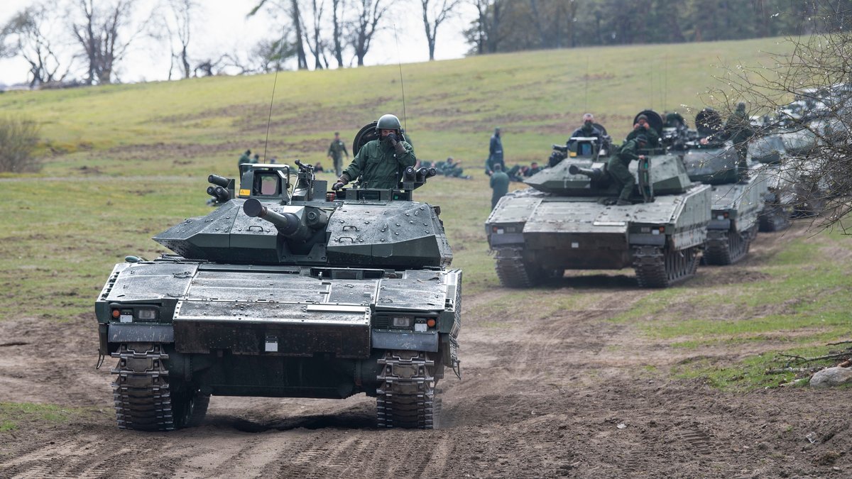Archivbild: Soldaten der ukrainischen Armee beim Panzer-Training in Schweden