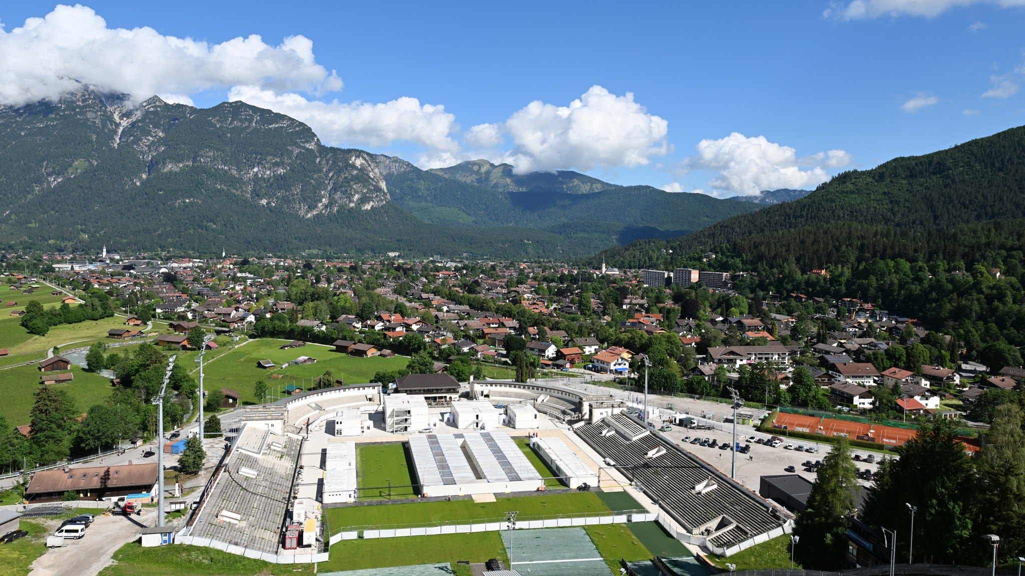 Blick von der Skisprungschanze auf das Olympia-Skistadion. Gut ein Vierteljahr vor dem G7-Gipfel auf Schloss Elmau bei Garmisch-Partenkirchen sind hier Sammelstellen für mutmaßliche Straftäter eingerichtet und rund Container aufgestellt worden, in denen Personen nach einer Fest- oder Gewahrsamnahme vorübergehend untergebracht werden sollen.