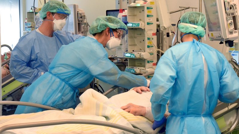 Intensivstation des Klinikums Leipzig in Sachsen während des Corona-Jahrs 2021. | Bild: dpa-Bildfunk/Waltraud Grubitzsch Intensivstation des Klinikums Leipzig in Sachsen während des Corona-Jahrs 2021.