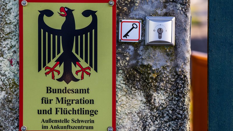 (Symbolbild) Immer weniger Menschen kommen nach Deutschland, um hier Asyl zu suchen | Bild: dpa-Bildfunk/Jens Büttner (Symbolbild) Immer weniger Menschen kommen nach Deutschland, um hier Asyl zu suchen