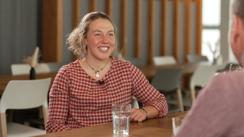 Laura Dahlmeier im Blickpunkt Sport Interview auf der Zugspitze | Bild: picture-alliance/dpa Laura Dahlmeier im Blickpunkt Sport Interview auf der Zugspitze
