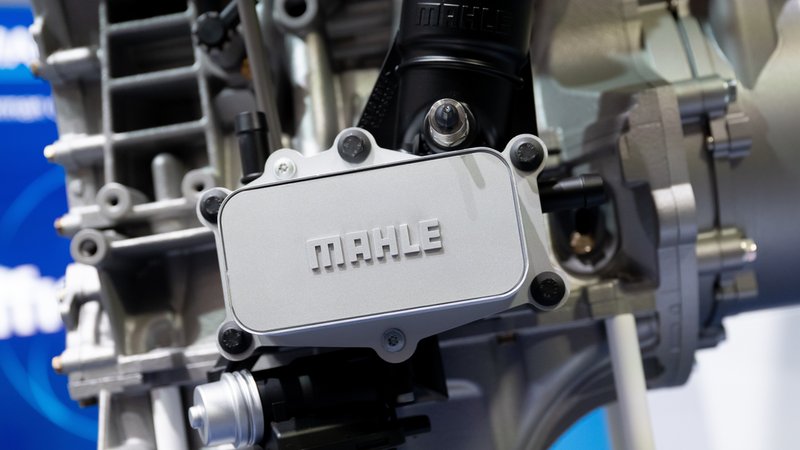 Ein Range Extender am Stand des Autozulieferer Mahle auf der IAA Mobility in München. | Bild: picture alliance/dpa | Sven Hoppe Ein Range Extender am Stand des Autozulieferer Mahle auf der IAA Mobility in München.