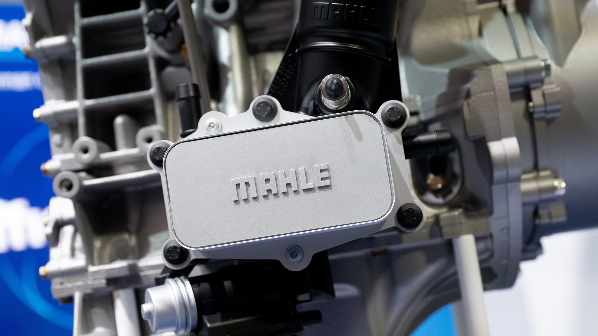 Ein Range Extender am Stand des Autozulieferer Mahle auf der IAA Mobility in München. | Bild: picture alliance/dpa | Sven Hoppe Ein Range Extender am Stand des Autozulieferer Mahle auf der IAA Mobility in München.