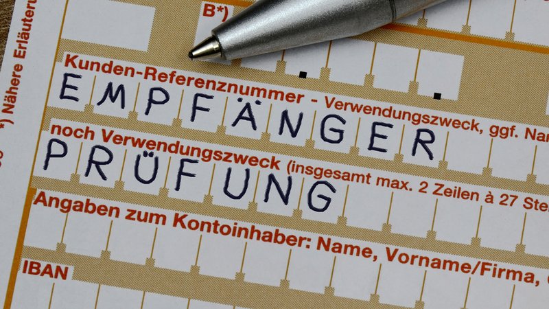 Auf einem Überweisungsschein mit dem Schriftzug Empfängerprüfung liegt ein Kugelschreiber. | Bild: picture alliance / ZB | Sascha Steinach Auf einem Überweisungsschein mit dem Schriftzug Empfängerprüfung liegt ein Kugelschreiber.