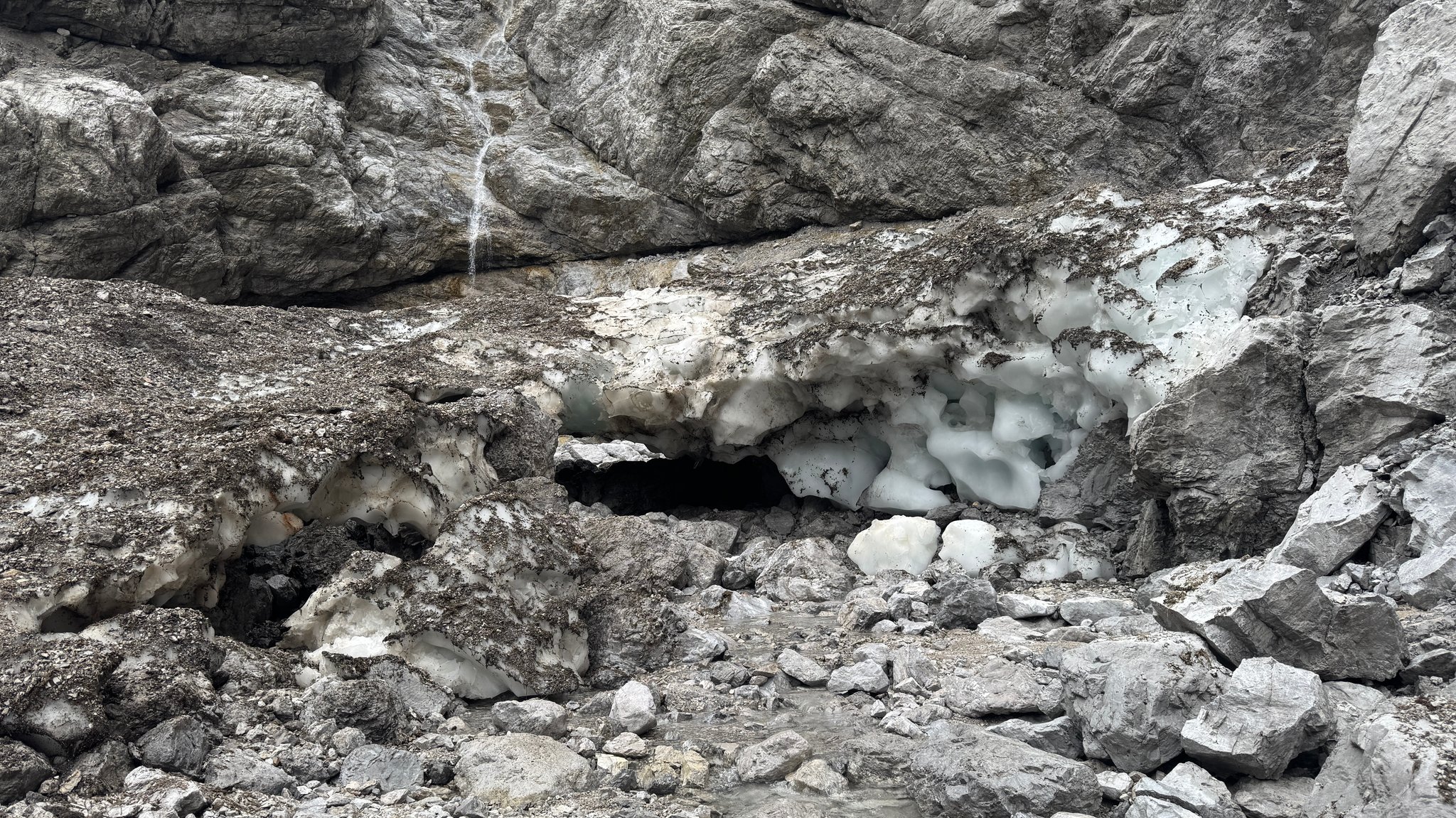 Nach dem Einsturz: die Reste der "Eiskapelle" | Bild: BR/Laura Goudkamp Nach dem Einsturz: die Reste der "Eiskapelle"