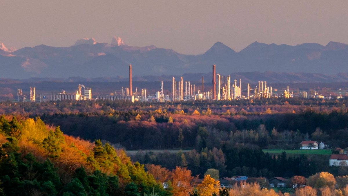 Das Chemiedreieck in Oberbayern – im Hintergrund die Alpen
