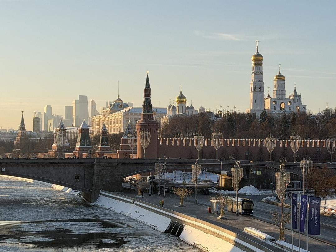 Archivbild vom 18.01.2026: Der Kreml (r) und das Wolkenkratzerviertel Moskwa City (hinten).
