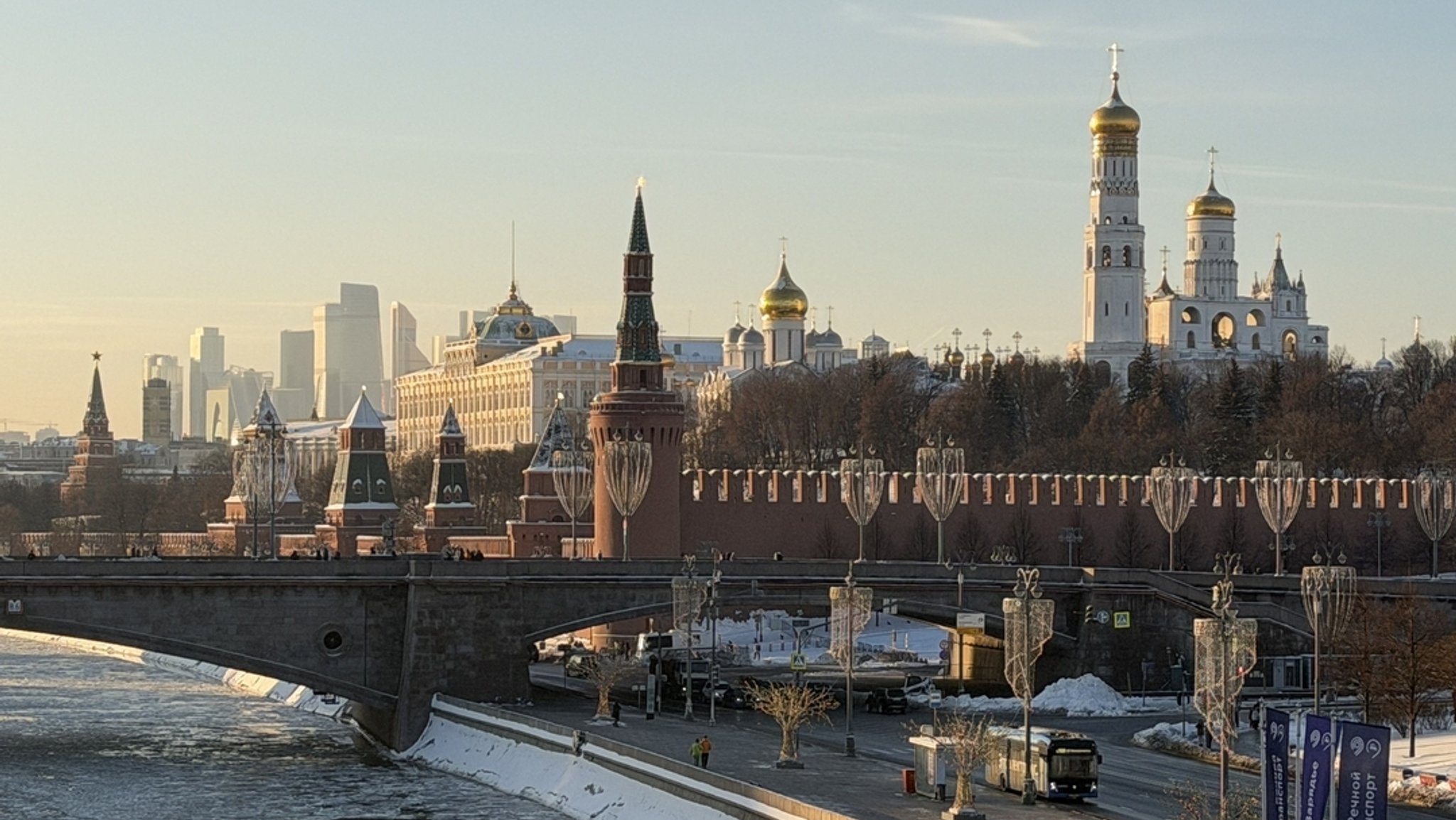 Archivbild vom 18.01.2026: Der Kreml (r) und das Wolkenkratzerviertel Moskwa City (hinten).