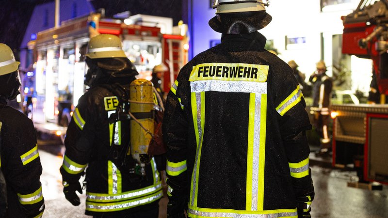 Feuerwehrleute im nächtlichen Einsatz | Bild: pa/Fotostand/Gelhot Feuerwehrleute im nächtlichen Einsatz