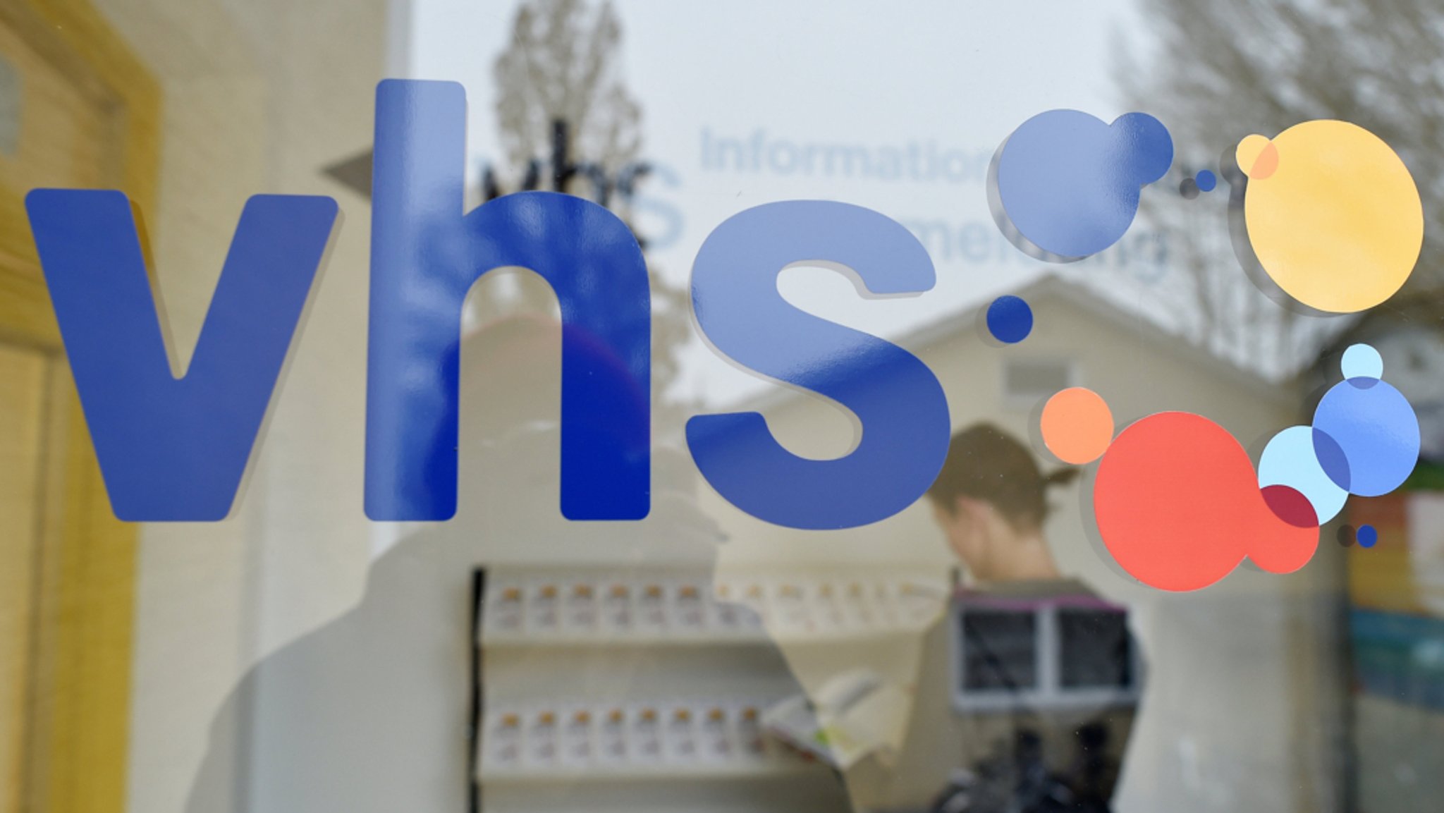 Immer mehr VHS-Angebote werden heute online und damit überregional angeboten. | Bild: dpa-Bildfunk Immer mehr VHS-Angebote werden heute online und damit überregional angeboten.