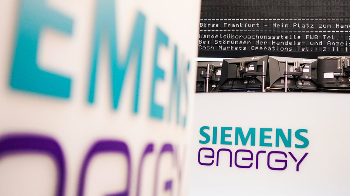 Das Logo von "Siemens Energy" ist in der Frankfurter Börse zu sehen.