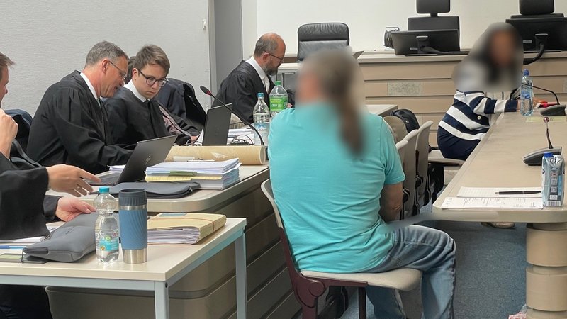 Der Sitzungssaal im Landgericht Ingolstadt. Links die Anwälte hinter ihren Tischen, eine Reihe davor, rechts im Bildndie beiden Angeklagten. 