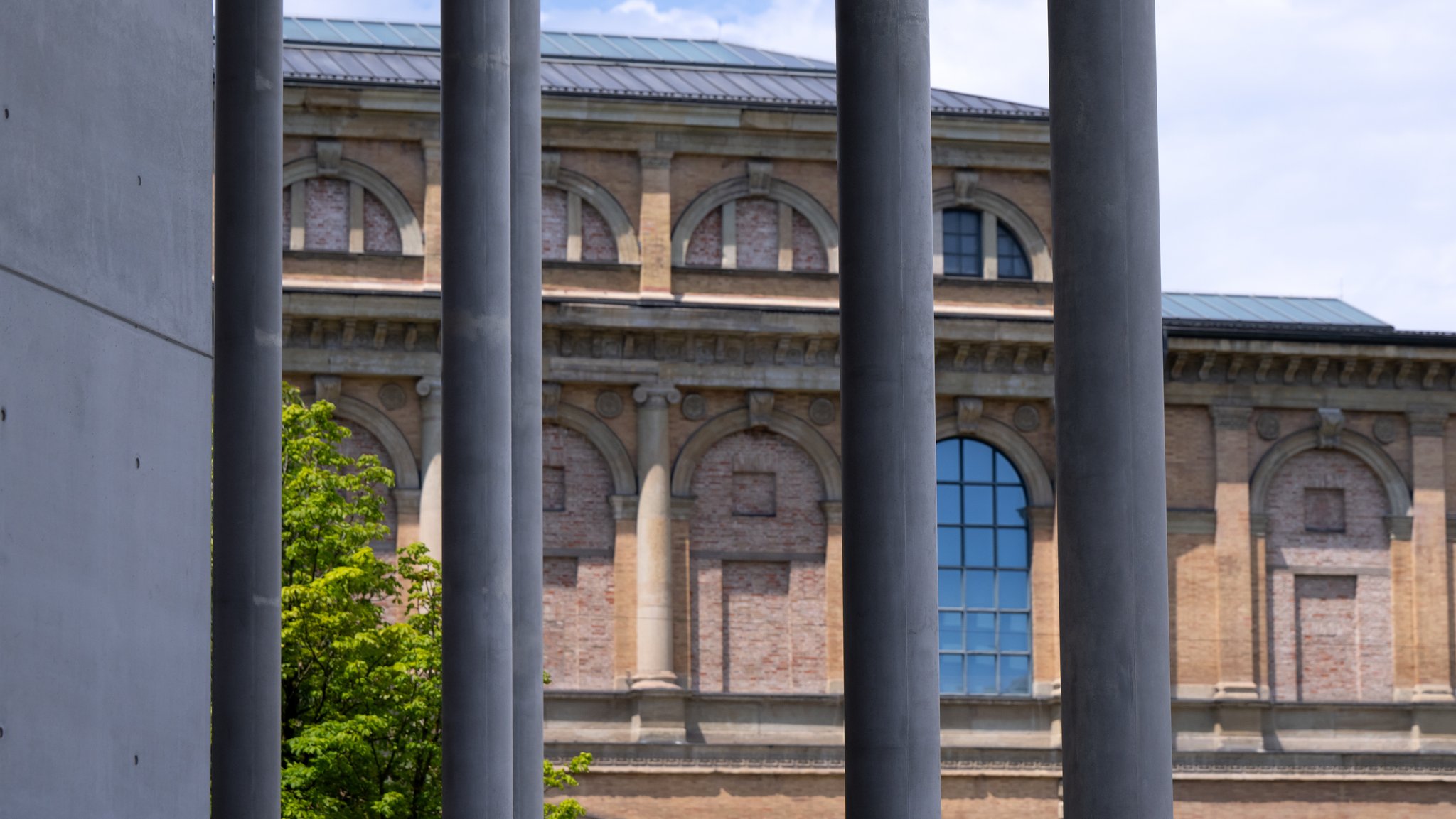 Die Pinakothek der Moderne und die Alte Pinakothek gehören zu den Bayerischen Staatsgemäldesammlungen.