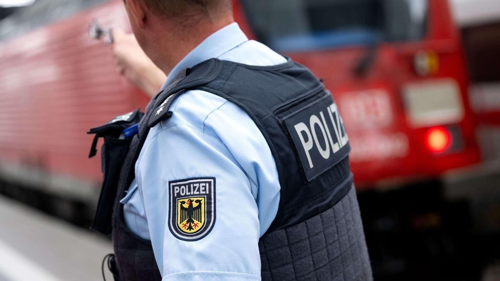100 Kilo schwer: Güterzug rast in Betonteil auf Gleisen
