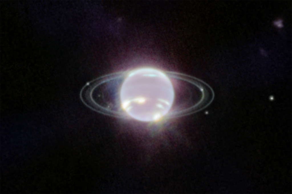 Neptun und seine Ringe, fotografiert vom James-Webb-Teleskop. Der Planet und die Ringe erscheinen im Infrarot-Spektrum der Kamera als leuchtend-hell weiß, obwohl Neptun blau gefärbt ist. 