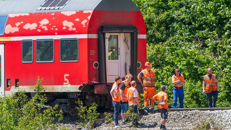 Archivbild: 14.06.2022, Bayern, Garmisch-Partenkirchen: Mitarbeiter der Deutschen Bahn (DB) an Schotterbett und Gleisen. | Bild:dpa-Bildfunk/Peter Kneffel