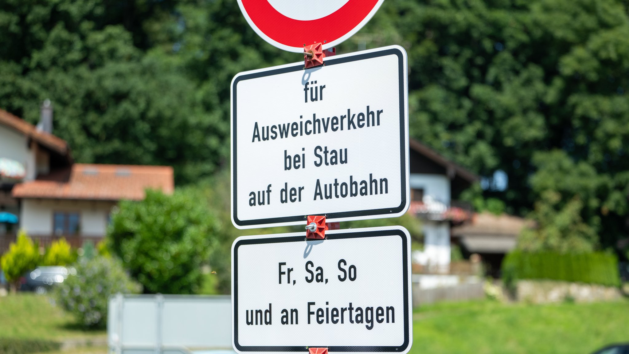 An einer Straße steht ein Schild mit der Aufschrift "für Ausweichverkehr bei Stau der Autobahn - Fr, Sa, So und an Feiertagen". | Bild: picture alliance/dpa | Leonie Asendorpf An einer Straße steht ein Schild mit der Aufschrift "für Ausweichverkehr bei Stau der Autobahn - Fr, Sa, So und an Feiertagen".