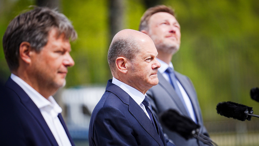 Robert Robert Habeck (Die Grünen, v.l.n.r.), Bundesminister für Wirtschaft und Klimaschutz, Bundeskanzler Olaf Scholz (SPD) und Christian Lindner (FDP), Bundesminister der Finanzen