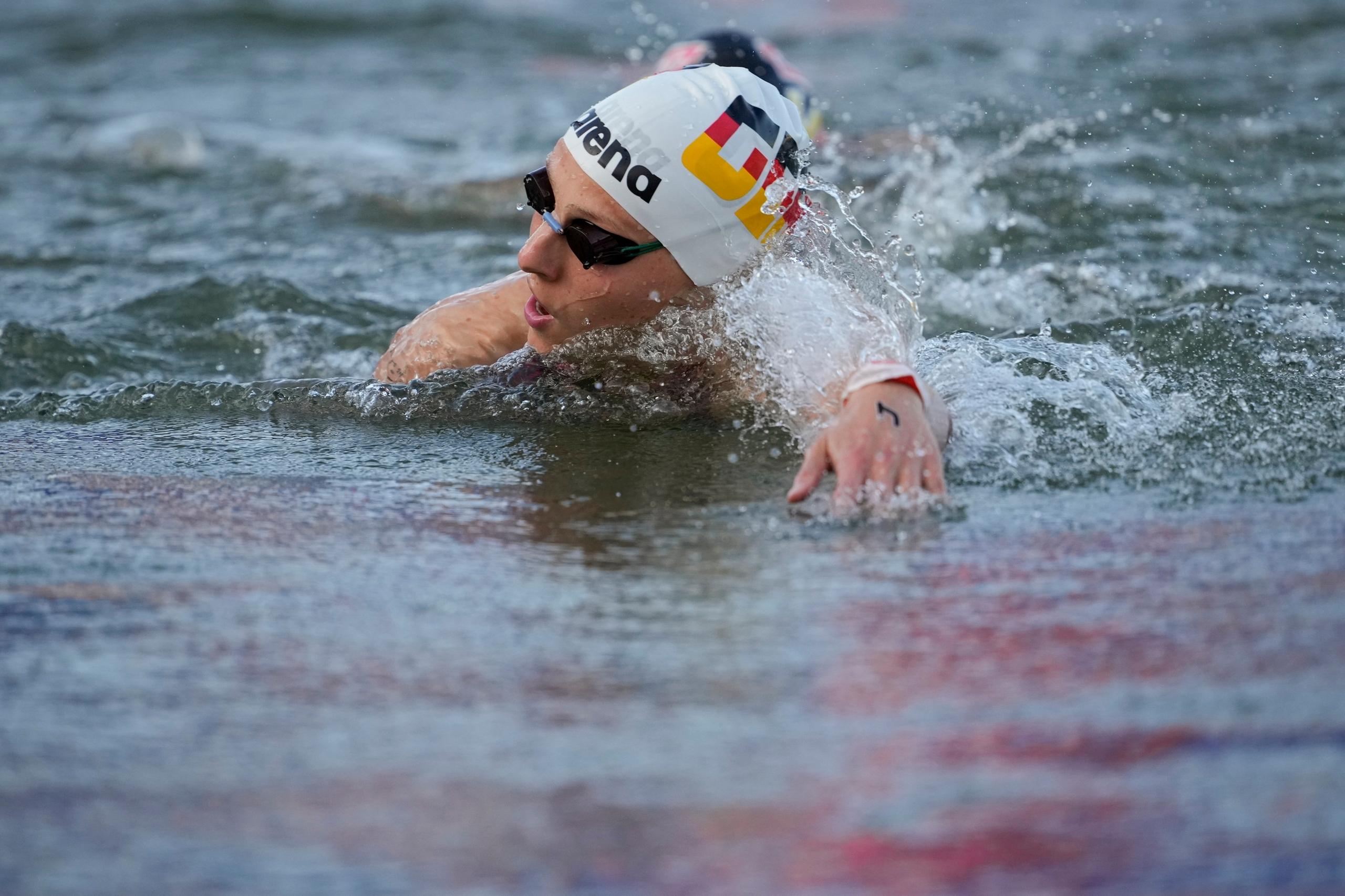 08.08.2024, Frankreich, Paris: Olympia, Paris 2024, Schwimmen, Freiwasser, Frauen, 10km, Leonie Beck aus Deutschland schwimmt in der Seine. Foto: Vadim Ghirda/AP/dpa +++ dpa-Bildfunk +++