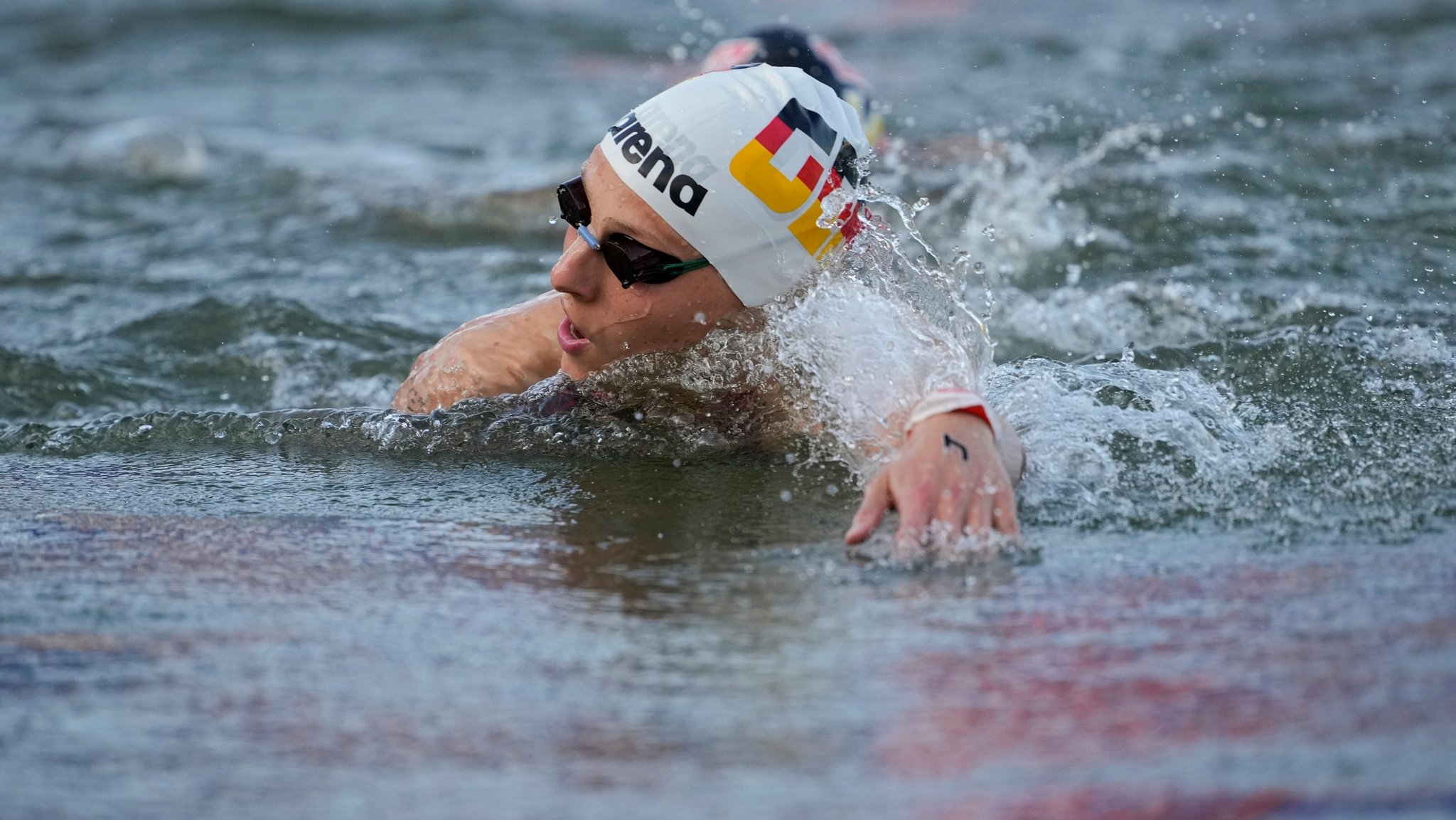 08.08.2024, Frankreich, Paris: Olympia, Paris 2024, Schwimmen, Freiwasser, Frauen, 10km, Leonie Beck aus Deutschland schwimmt in der Seine. Foto: Vadim Ghirda/AP/dpa +++ dpa-Bildfunk +++