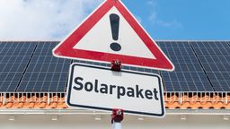 Schild Solarpaket. | Bild:picture alliance/Torsten Sukrow/SULUPRESS.DE