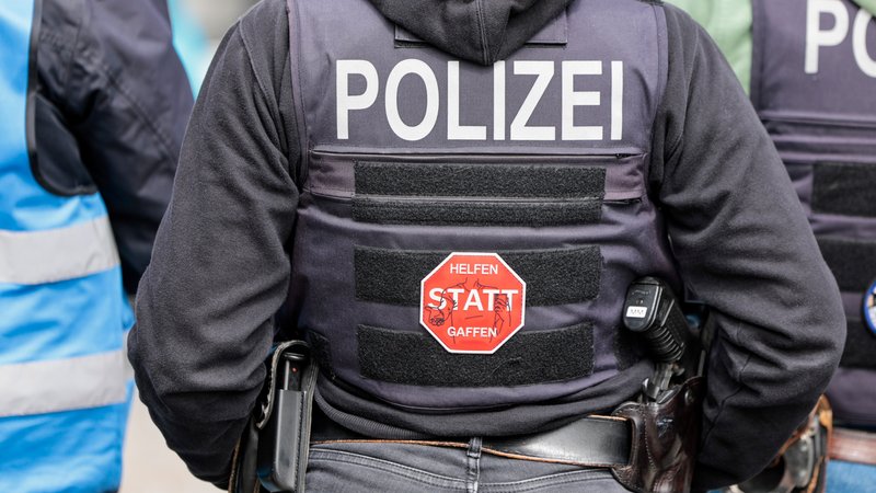 Eine Polizeibeamtin hat auf ihrer Schutzweste einen Aufkleber mit der Aufschrift: "Helfen statt Gaffen" | Bild: picture alliance/dpa | Thomas Banneyer Eine Polizeibeamtin hat auf ihrer Schutzweste einen Aufkleber mit der Aufschrift: "Helfen statt Gaffen"